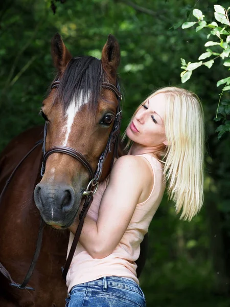 女性と彼女の馬 — ストック写真