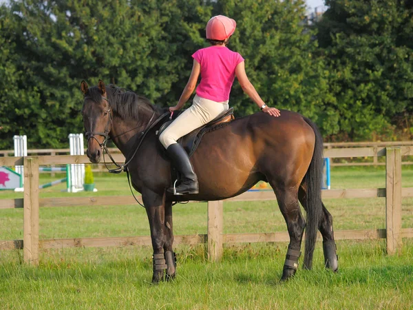 Mulher sentada no cavalo — Fotografia de Stock