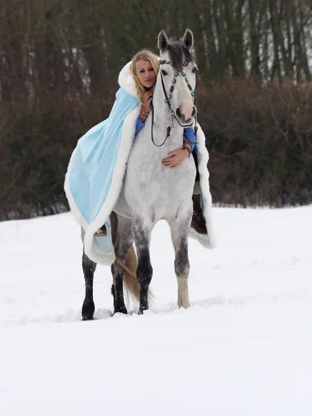 雪の中で馬に乗る女性 — ストック写真