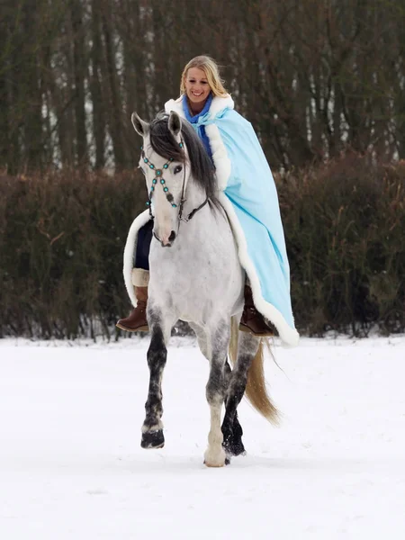 雪の中で馬に乗る女性 — ストック写真