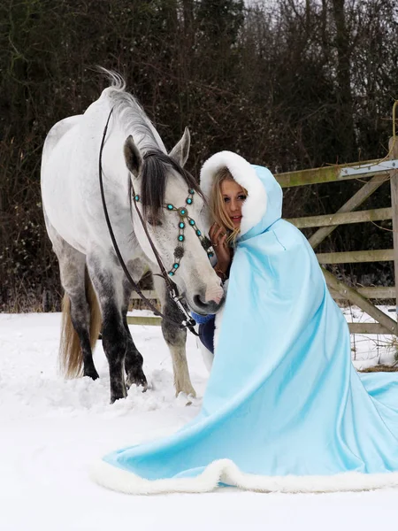 雪の中の女と馬 — ストック写真
