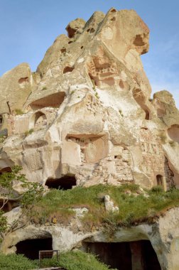 düşük açılı görünüş eski mağara konutlar, Göreme Milli Parkı, Kapadokya, Türkiye