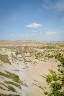 yükseltilmiş görünümü pistlerinin Vadisi ve dağlar altında bulutlu mavi gökyüzü, Kapadokya, Türkiye