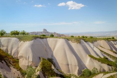 Doğal görünümü Vadisi ve yamaçları ile cityscape arkasında, Kapadokya, Türkiye