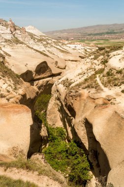yamaçları ve ağaçların cityscape, Kapadokya, Türkiye ile yükseltilmiş görünümünü 
