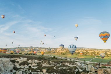 Kapadokya, Türkiye'de şehir üzerinde uçan renkli sıcak hava balonları önden görünümü