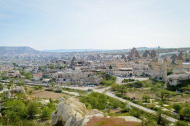 cityscape ve taş oluşumların altında bulutlu mavi gökyüzü, Kapadokya havadan görünümü