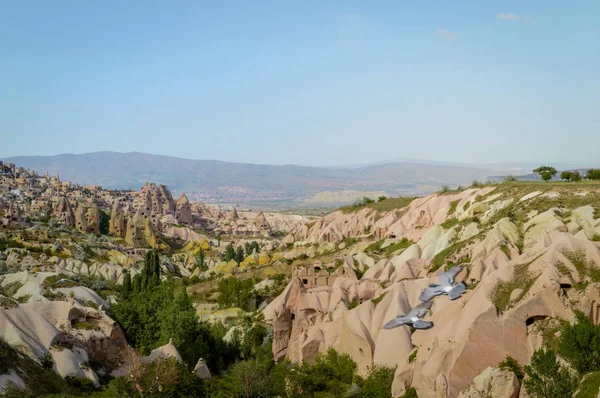 Widok Góry Miasto Pod Błękitnym Niebem Regionie Kapadocja Turcja — Zdjęcie stockowe
