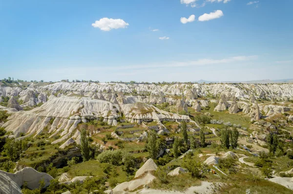 Vista Panorámica Las Verdes Tierras Altas Rocosas Bajo Cielo Azul —  Fotos de Stock