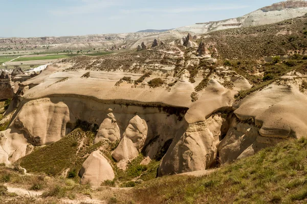 Vue Panoramique Sur Herbe Sur Les Pentes Vallée Cappadoce Turquie — Photo gratuite