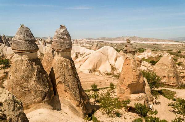 возвышенный вид на каменные образования в долине и горах, Каппадокия, Турция
 