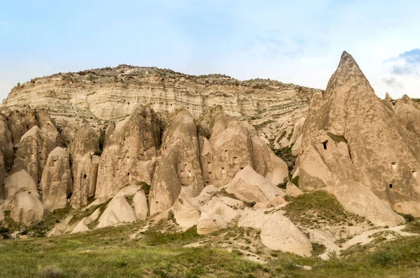 正面の岩の丘と青い空 カッパドキア トルコの下山  — 無料ストックフォト