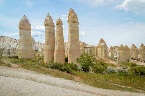 живописный вид на сказочные трубы и горы в долине, Каппадокия, Турция
 