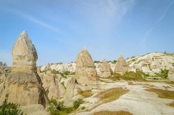 Mavi Gökyüzü Kapadokya Altında Vadisi Ndeki Taş Oluşumları Doğal Görünümünü — Stok fotoğraf