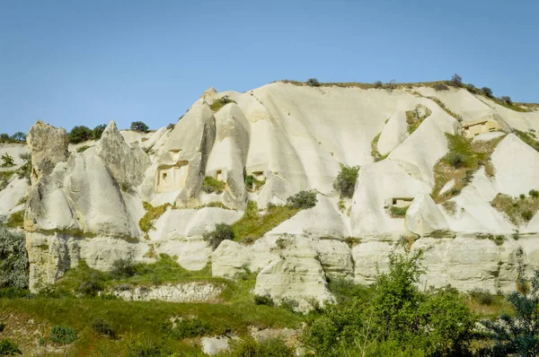 Vista Panorámica Las Laderas Valle Bajo Cielo Azul Brillante Capadocia — Foto de stock gratuita