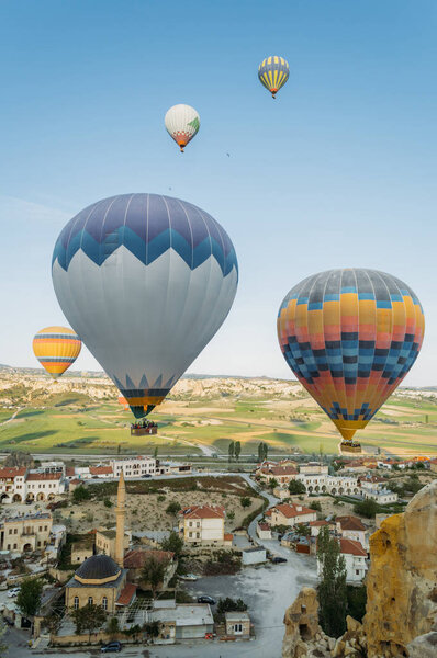 Крупный план красочных воздушных шаров над городом в Каппадокии, Турция
