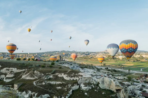 Vista Frontal Balões Quente Voando Sobre Paisagem Urbana Capadócia Turquia — Fotografia de Stock