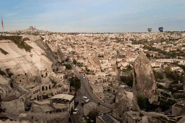 arabalar ve Kapadokya taş oluşumları binalardan havadan görünümü