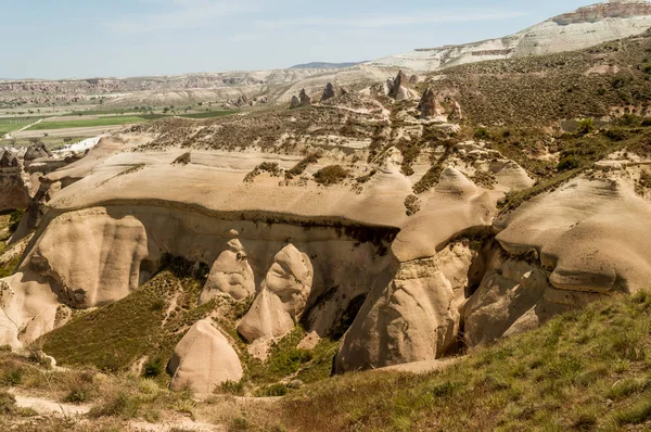 Vista Panorâmica Grama Nas Encostas Vale Capadócia Turquia Fotos De Bancos De Imagens