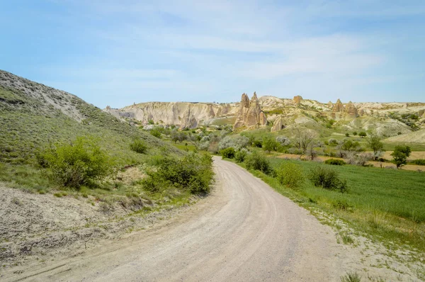 Vista Frontal Carretera Valle Montañas Bajo Cielo Azul Nublado Capadocia Fotos De Stock Sin Royalties Gratis