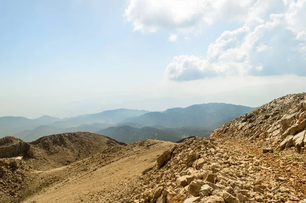 Vorderansicht von Tal und Bergen unter blauem, sonnigem Himmel in Kappadokien, Türkei — Stockfoto