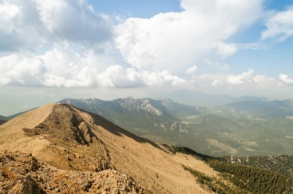 Malerischer Blick auf die Berge unter blauem, sonnigen Himmel in Kappadokien, Türkei — Stockfoto