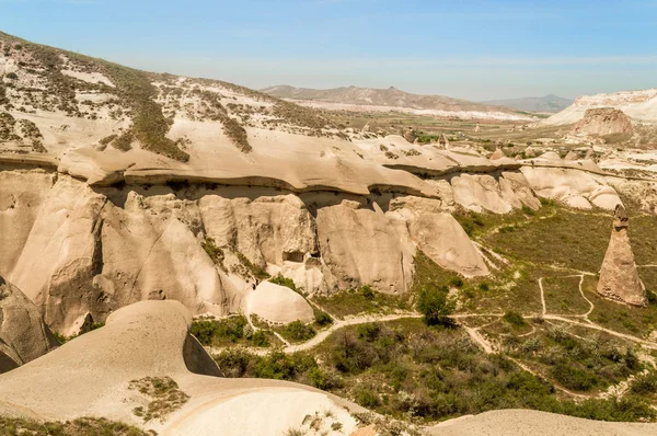 Vista panorámica de las laderas en valle y montañas en Capadocia, Turquía - foto de stock