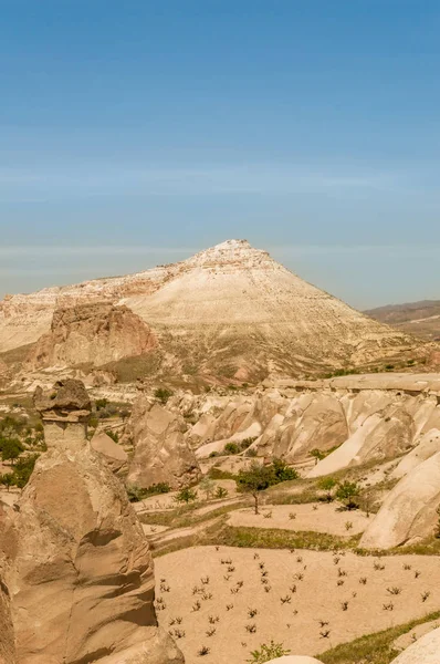 Vorderansicht der Berge im Tal unter blauem Himmel, Kappadokien, Türkei — Stockfoto