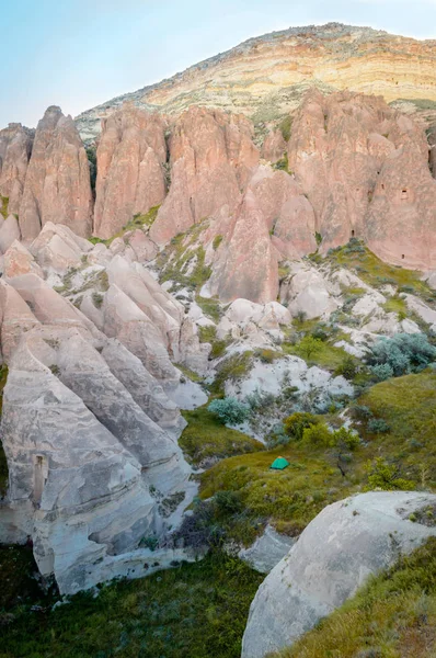 Низький кут зору скелястих пагорбів і гірських, Каппадокії — стокове фото