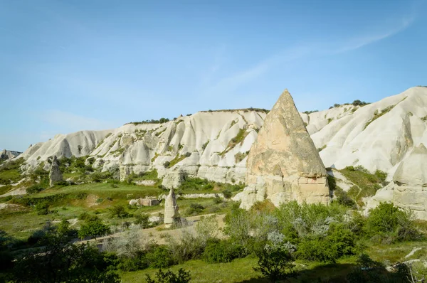 Вид з кам'яних формацій і трасами в долині Каппадокії — стокове фото