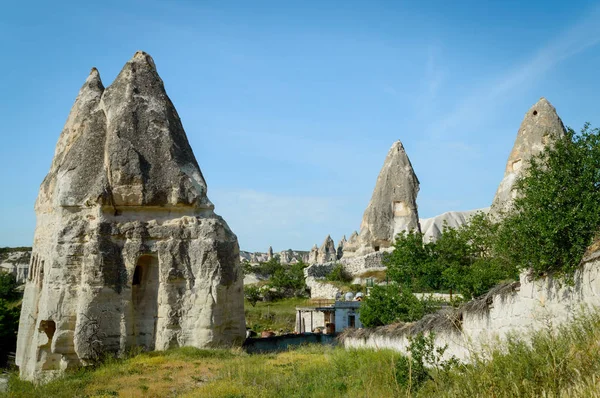 Habitations anciennes en formations rocheuses dans la vallée de la Cappadoce, Turquie — Photo de stock