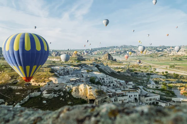 Vista frontal de globos aerostáticos volando sobre paisaje urbano, Capadocia, Turquía - foto de stock