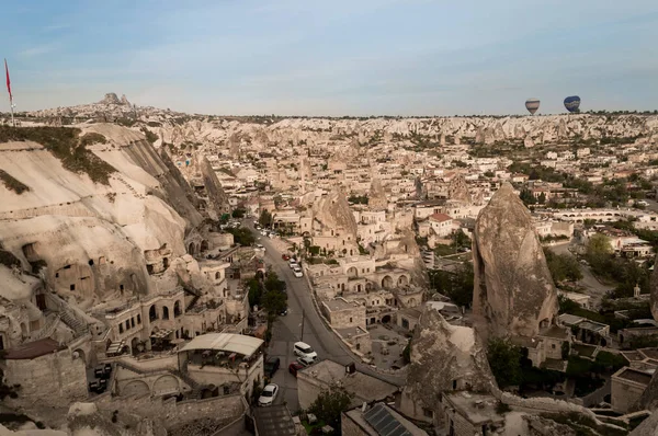 Vue aérienne de voitures et de bâtiments depuis des formations rocheuses en Cappadoce, Turquie — Photo de stock