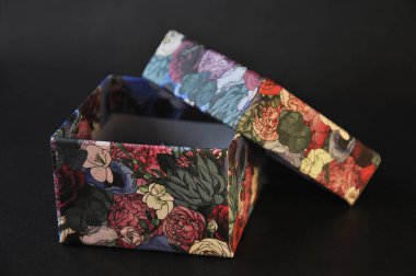 Tatil hediyeleri için renkli çiçeklerile küçük yaratıcı kare kutu