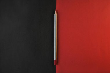 Yaratıcı siyah ve kırmızı arka plan üzerinde kırmızı çizim kalem. Ofis yaratıcılık ekipmanları