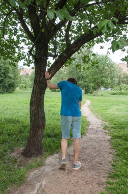 Eğitimden sonra yorgun düşen genç adam. Dinlenen sporcu.