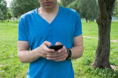 Bir akıllı telefon kullanan adam. Cihaz arıyor