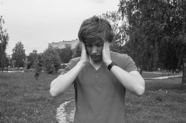 Bitkin adamın başı ağrıyor. Stresli kişi