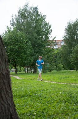 Parkta koşan bir adam. Spor egzersizi