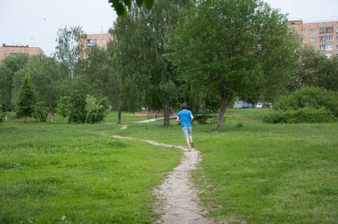 Sporcu parkta yolda koşuyor
