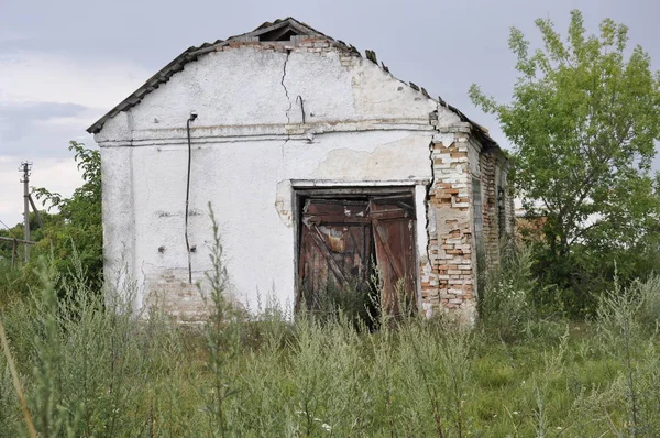 Edifício Abandonado Ruínas Campo Casa Histórica Destruída Acima Grama Verde — Fotografia de Stock