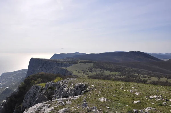 Dağ tepe üzerinde Crimea'da Foros. Yüksek rock, mavi okyanus ve kıyı şeridi, yeşil orman manzara. Uçurumun üzerinden deniz manzarası. Aşırı hiking