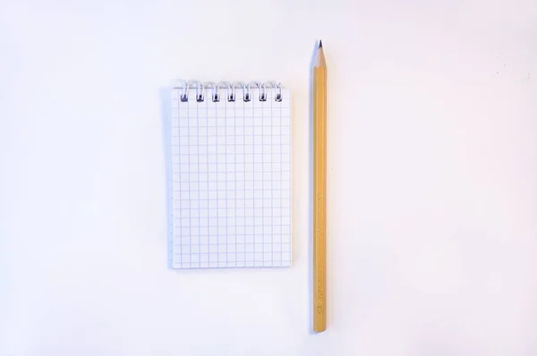 Niedlicher Notizblock Mit Bleistift Auf Weißem Hintergrund — Stockfoto