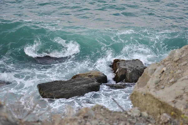 Ondas Cair Sobre Rochas Oceano Azul Paisagem Marinha Tempestade Das — Fotografia de Stock