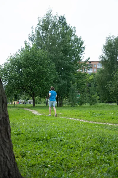 Adam yaz parkında eğitim de. Genç koşucu