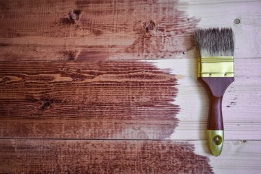 Panoları boyalı, yanında bir fırça var. Ev tamir