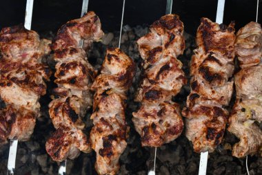 Barbekü kömürün üstünde pişirilir. Et Mangal şiş üzerinde parçaları
