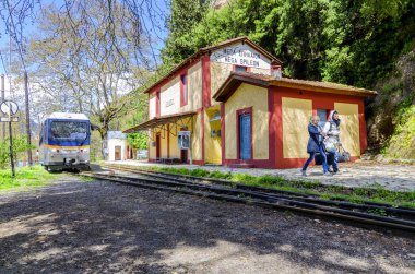 Zachlorou, Peloponnese / Yunanistan - 10 Nisan 2013: Odontotos tren Zachlorou köyde Mega Spileon istasyonunda
