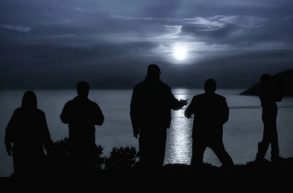 Les Gens Qui Regardent Lune Qui Brille Sur Mer — Photo