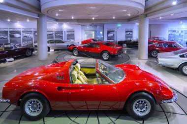 Atina, Attika / Yunanistan: Ferrari Dino 246 Gts ve Ferrari 365 Gt4 Berlinetta boksör Yunan Motor Müzesi'nde
